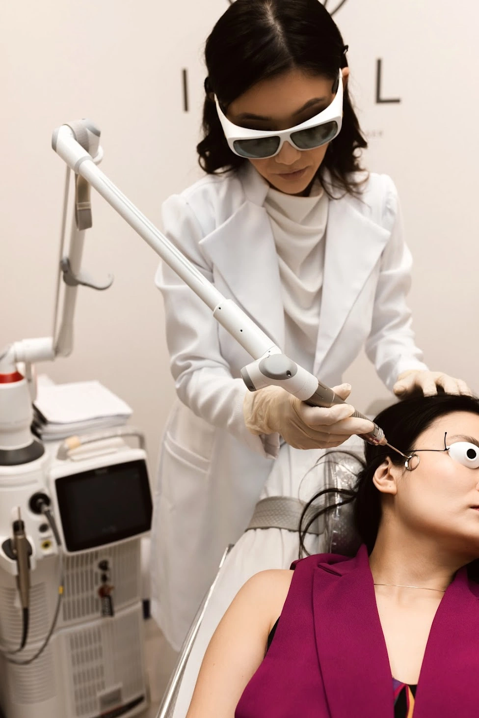 Dra. Danila aplicando tratamento a laser para estímulo de colágeno